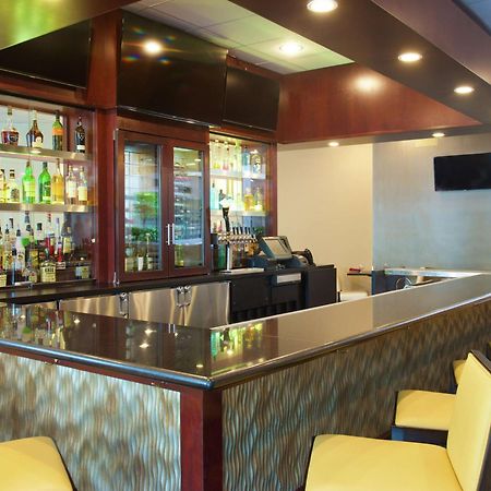 Embassy Suites By Hilton Seattle Белвю Екстериор снимка