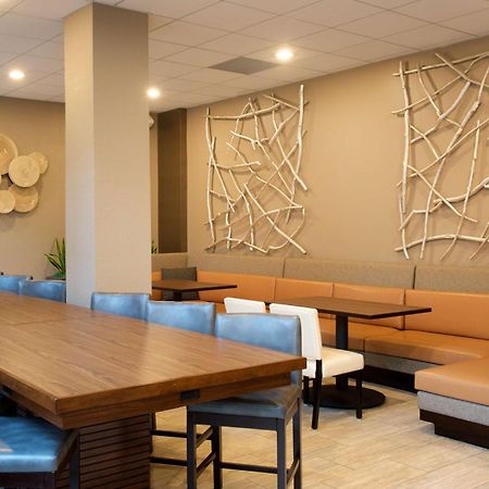 Embassy Suites By Hilton Seattle Белвю Екстериор снимка