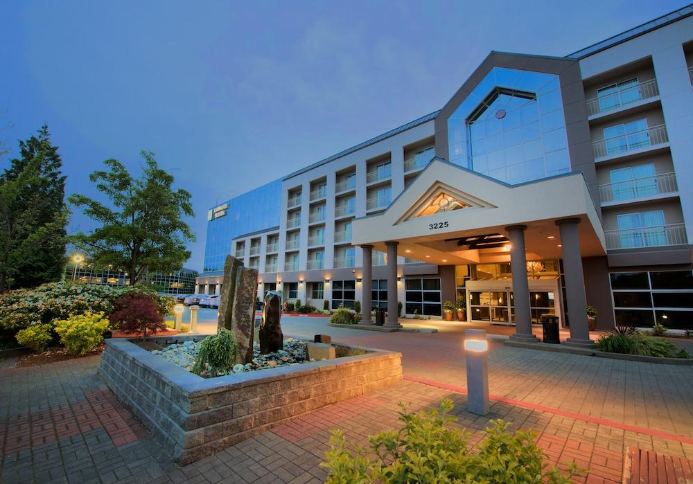 Embassy Suites By Hilton Seattle Белвю Екстериор снимка