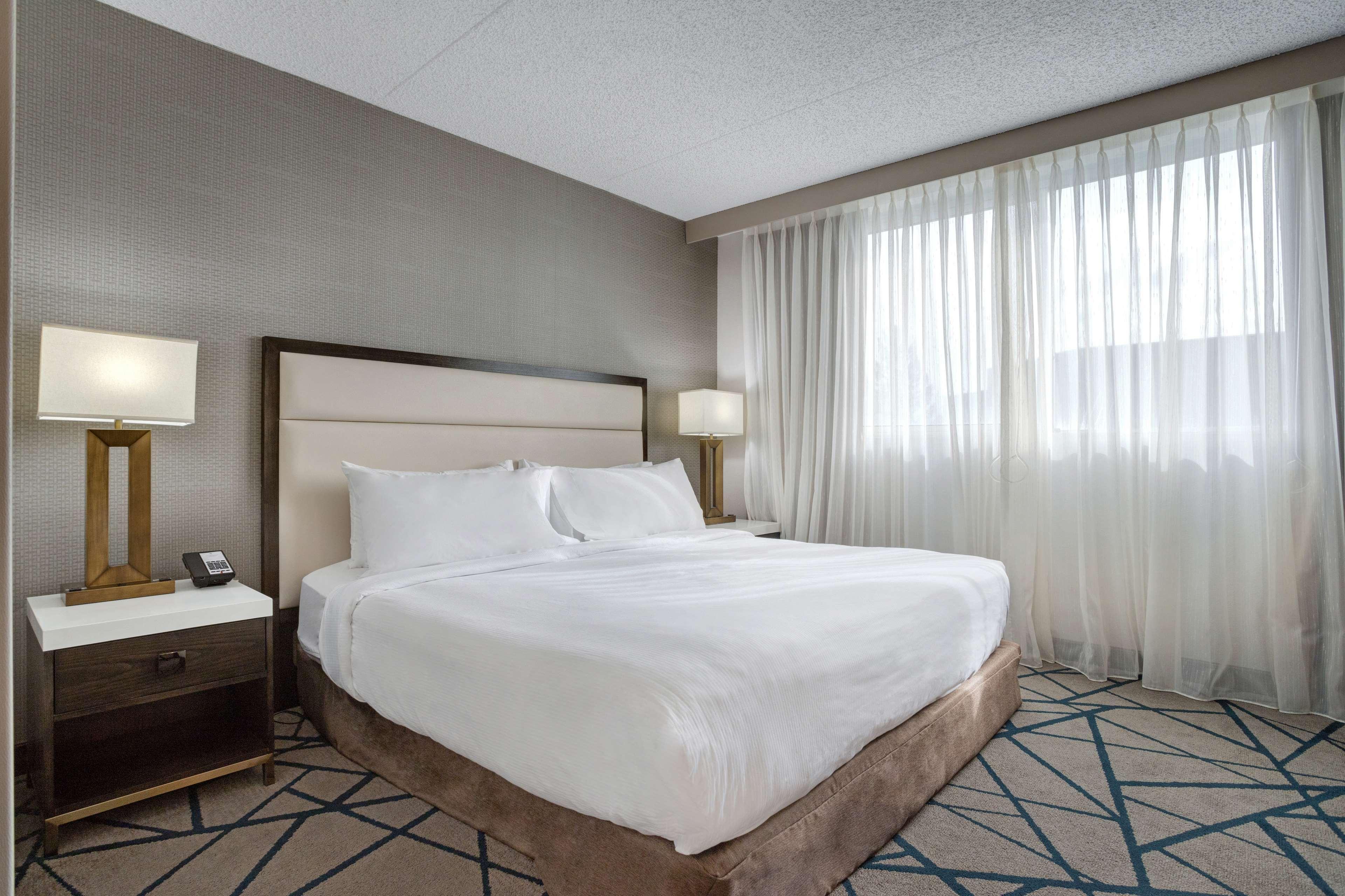 Embassy Suites By Hilton Seattle Белвю Екстериор снимка