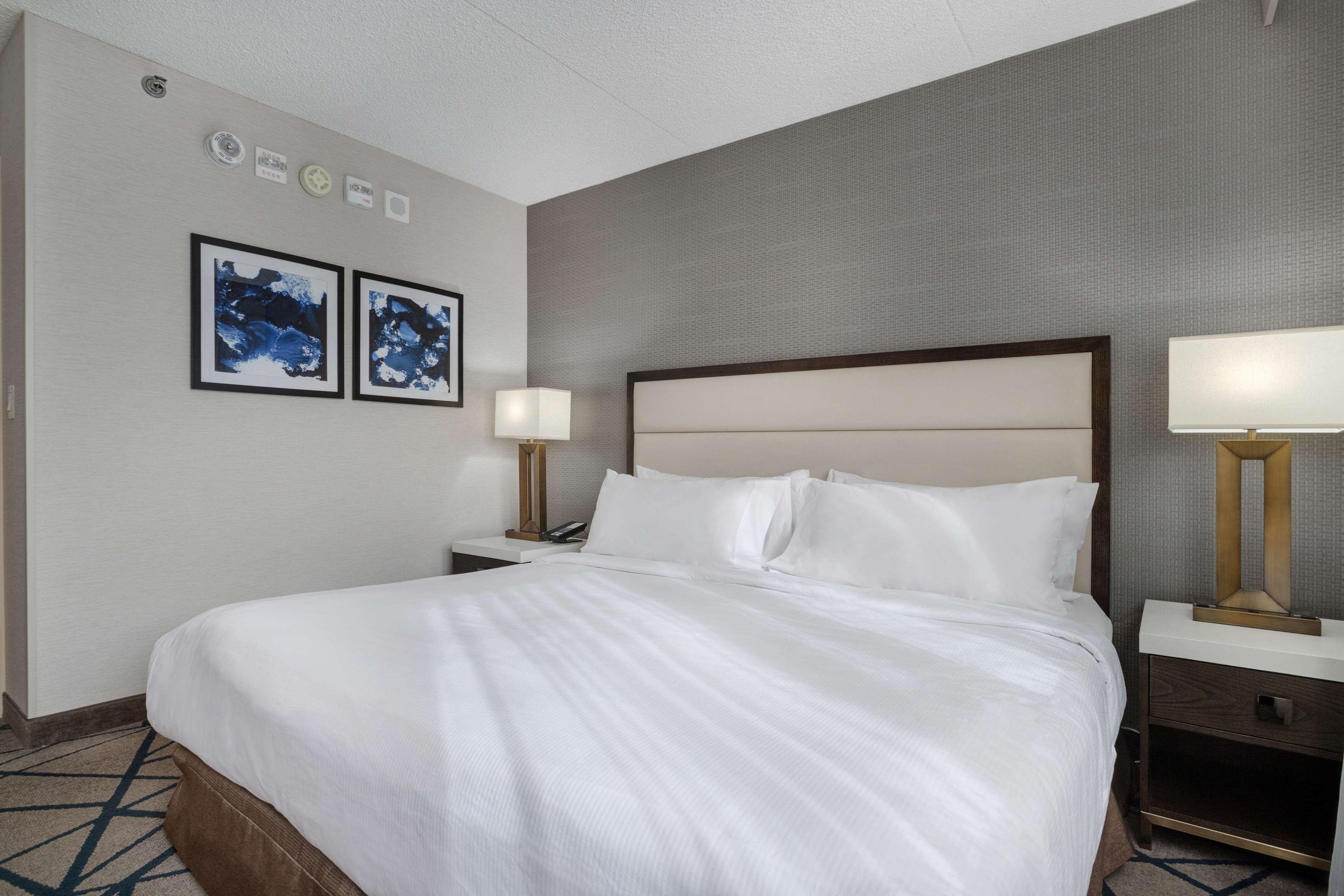 Embassy Suites By Hilton Seattle Белвю Екстериор снимка