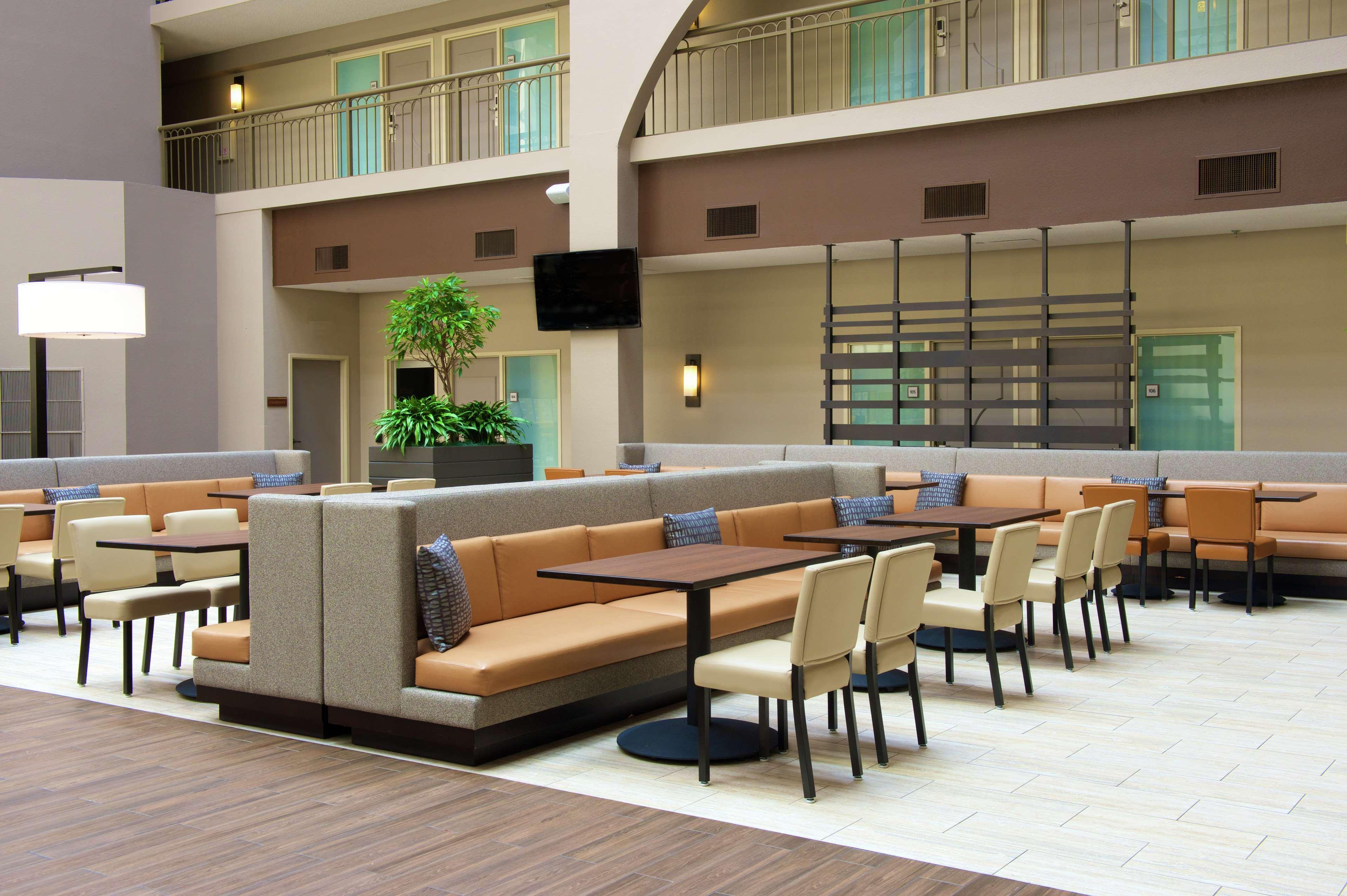 Embassy Suites By Hilton Seattle Белвю Екстериор снимка