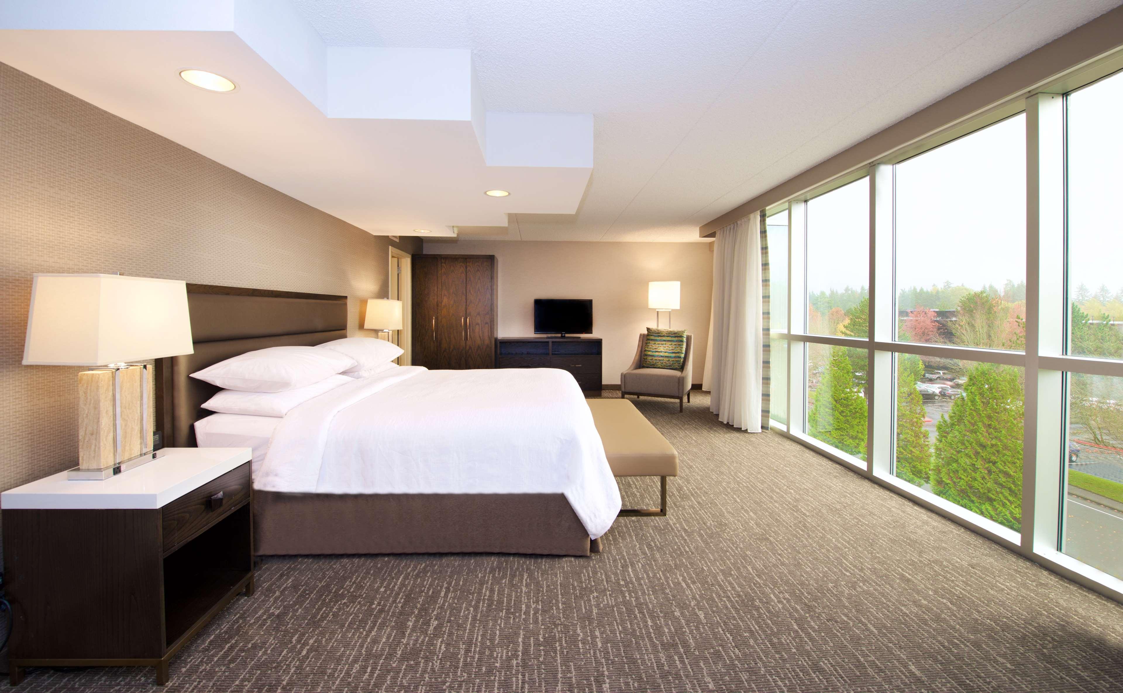 Embassy Suites By Hilton Seattle Белвю Екстериор снимка