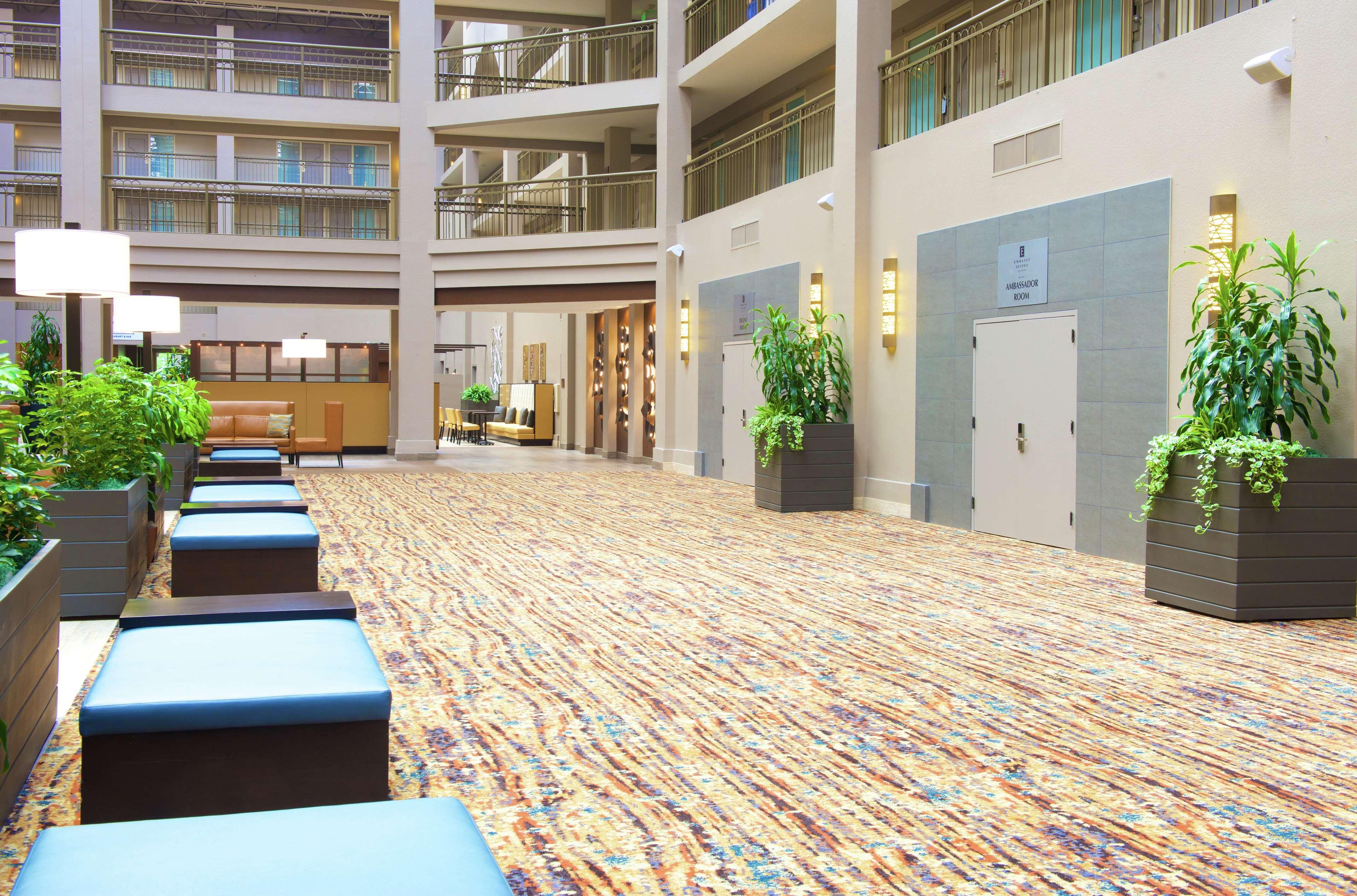 Embassy Suites By Hilton Seattle Белвю Екстериор снимка
