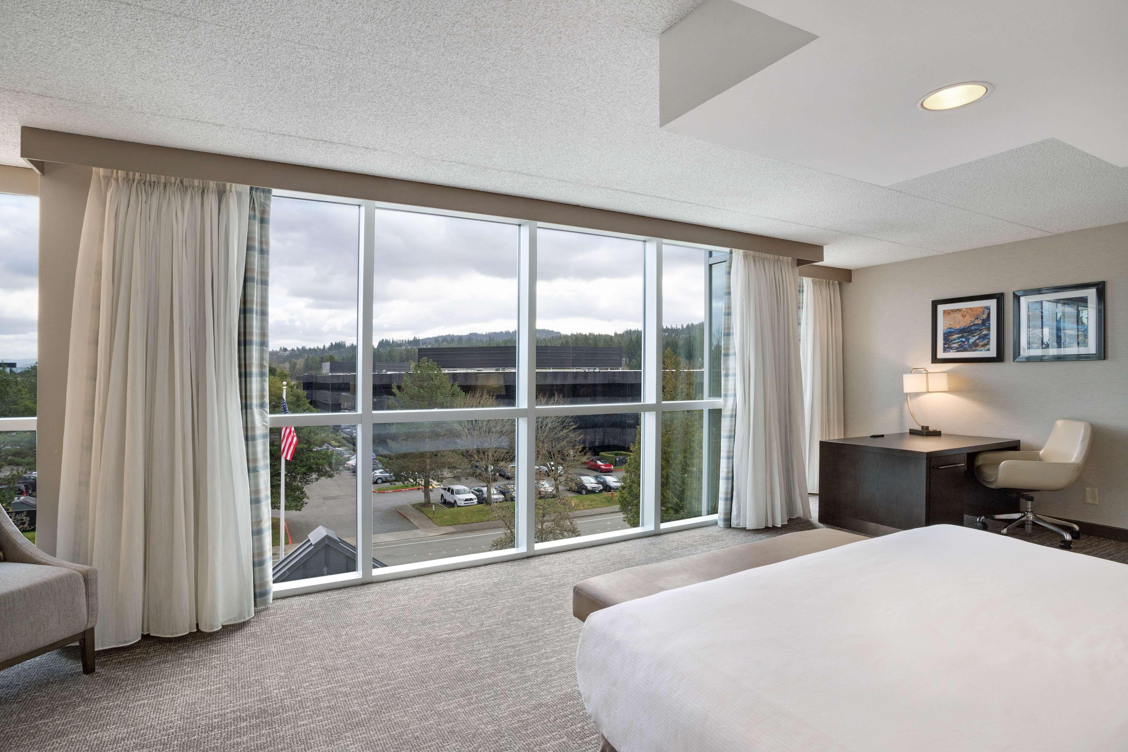 Embassy Suites By Hilton Seattle Белвю Екстериор снимка