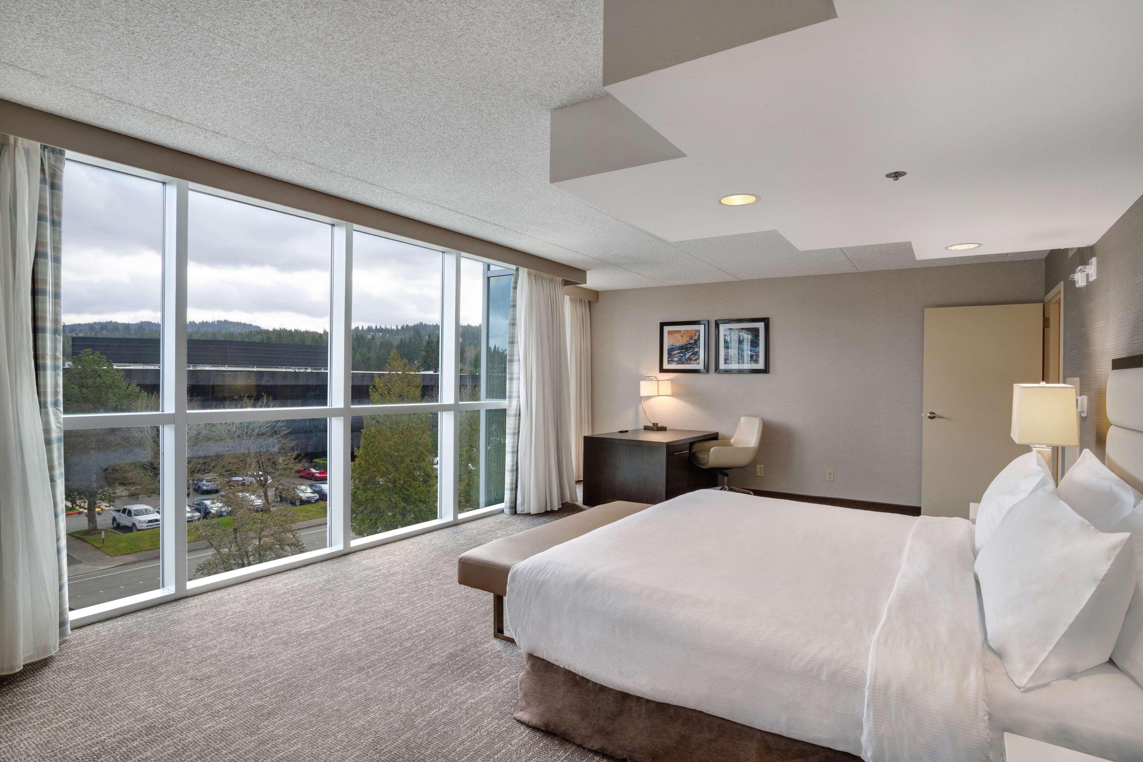 Embassy Suites By Hilton Seattle Белвю Екстериор снимка
