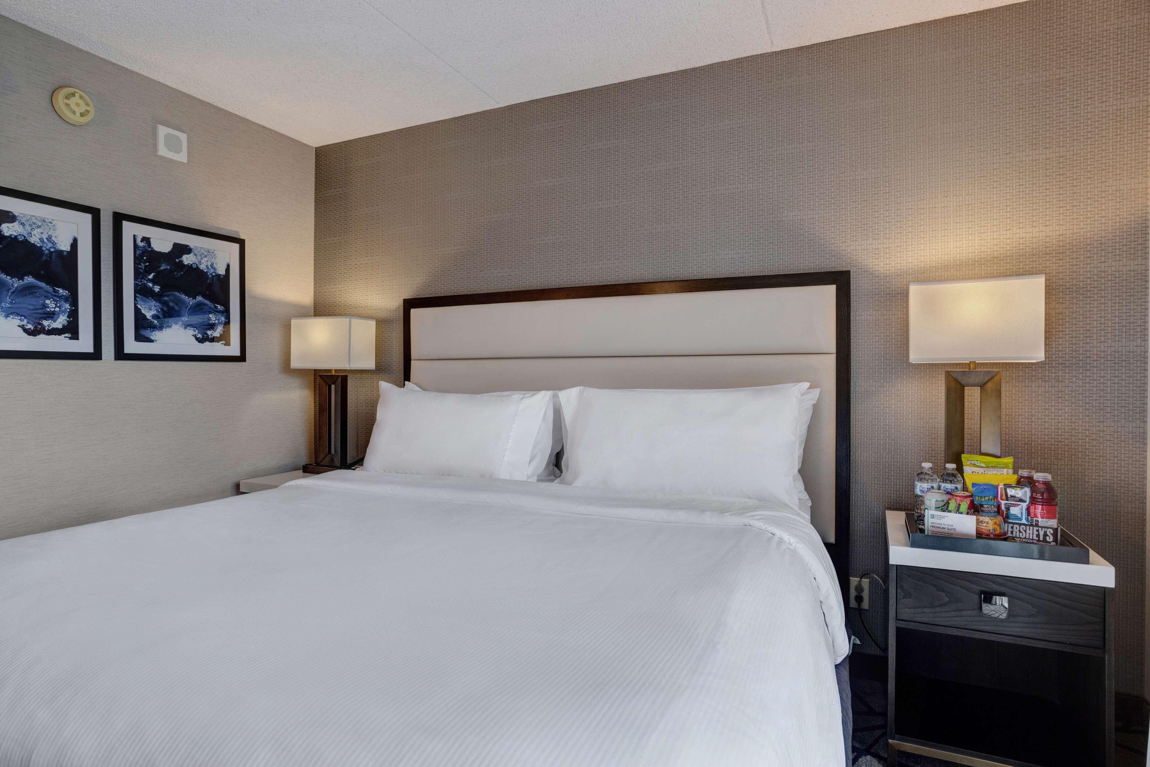 Embassy Suites By Hilton Seattle Белвю Екстериор снимка