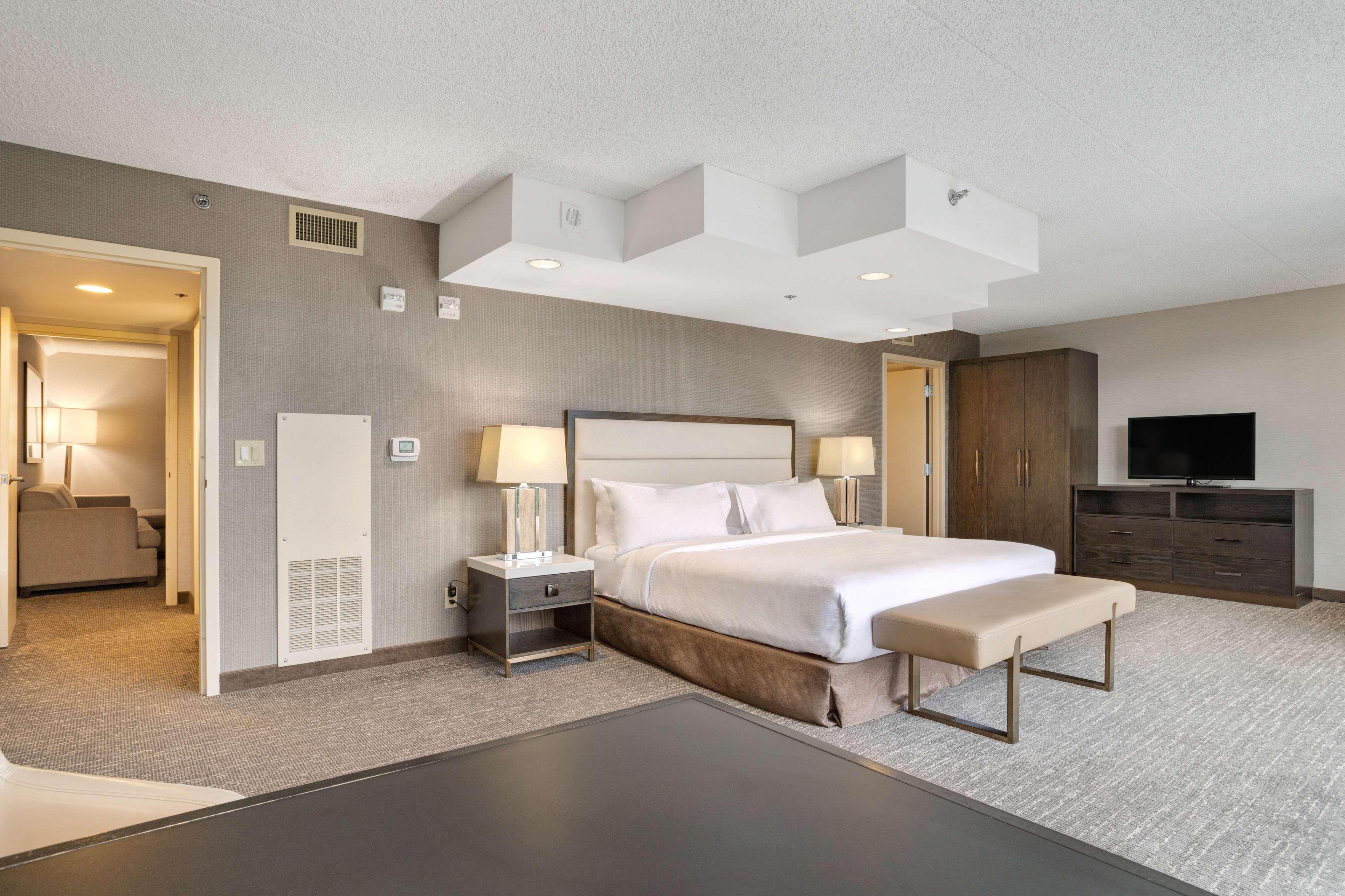 Embassy Suites By Hilton Seattle Белвю Екстериор снимка
