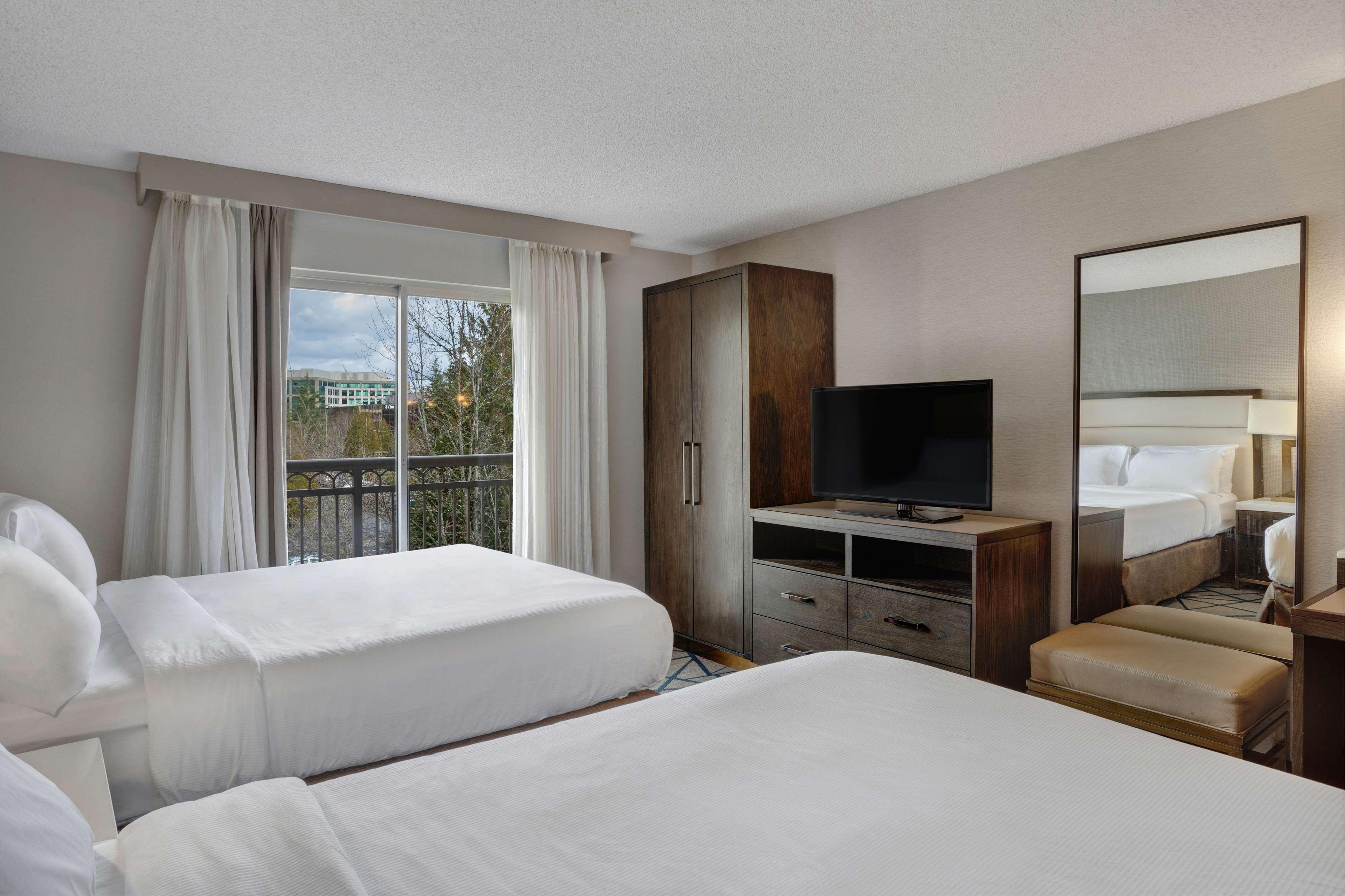 Embassy Suites By Hilton Seattle Белвю Екстериор снимка