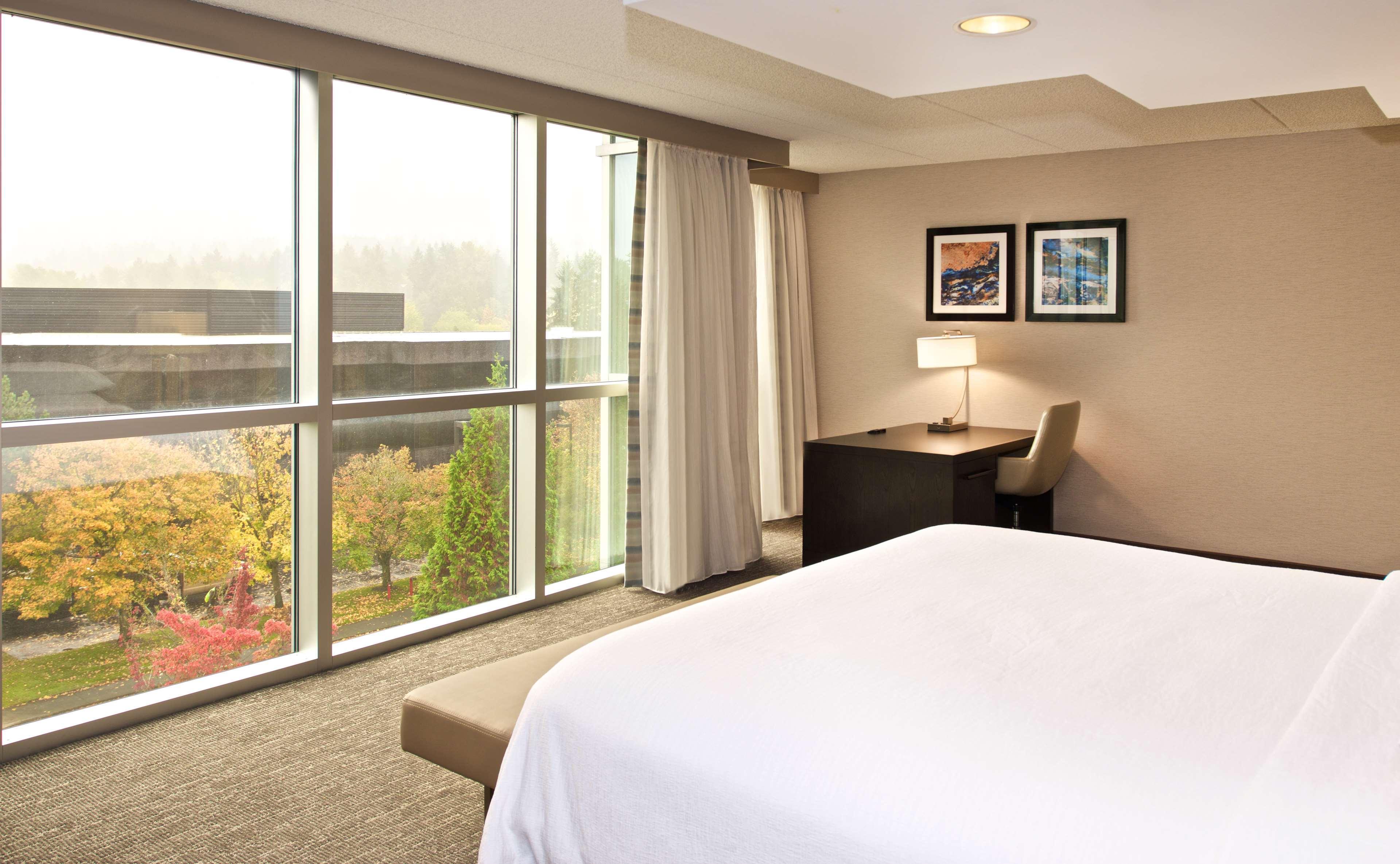 Embassy Suites By Hilton Seattle Белвю Екстериор снимка