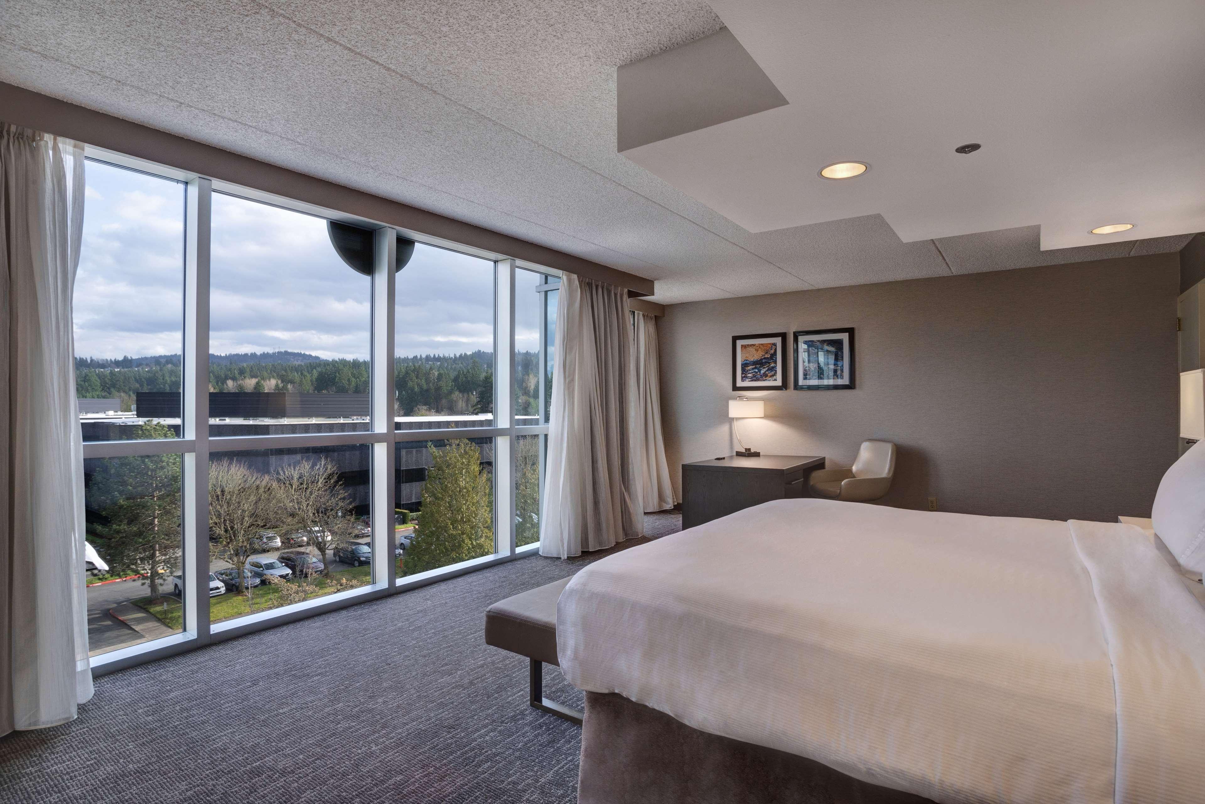 Embassy Suites By Hilton Seattle Белвю Екстериор снимка
