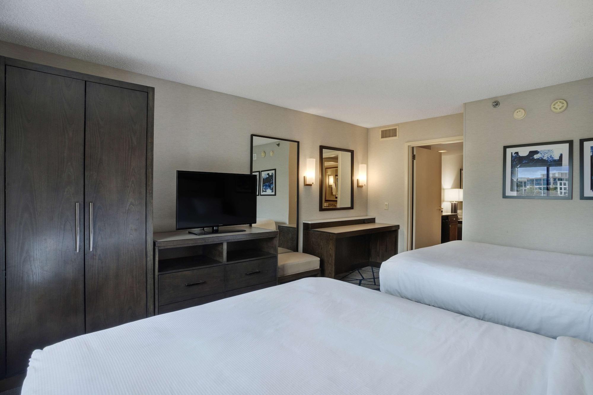 Embassy Suites By Hilton Seattle Белвю Екстериор снимка