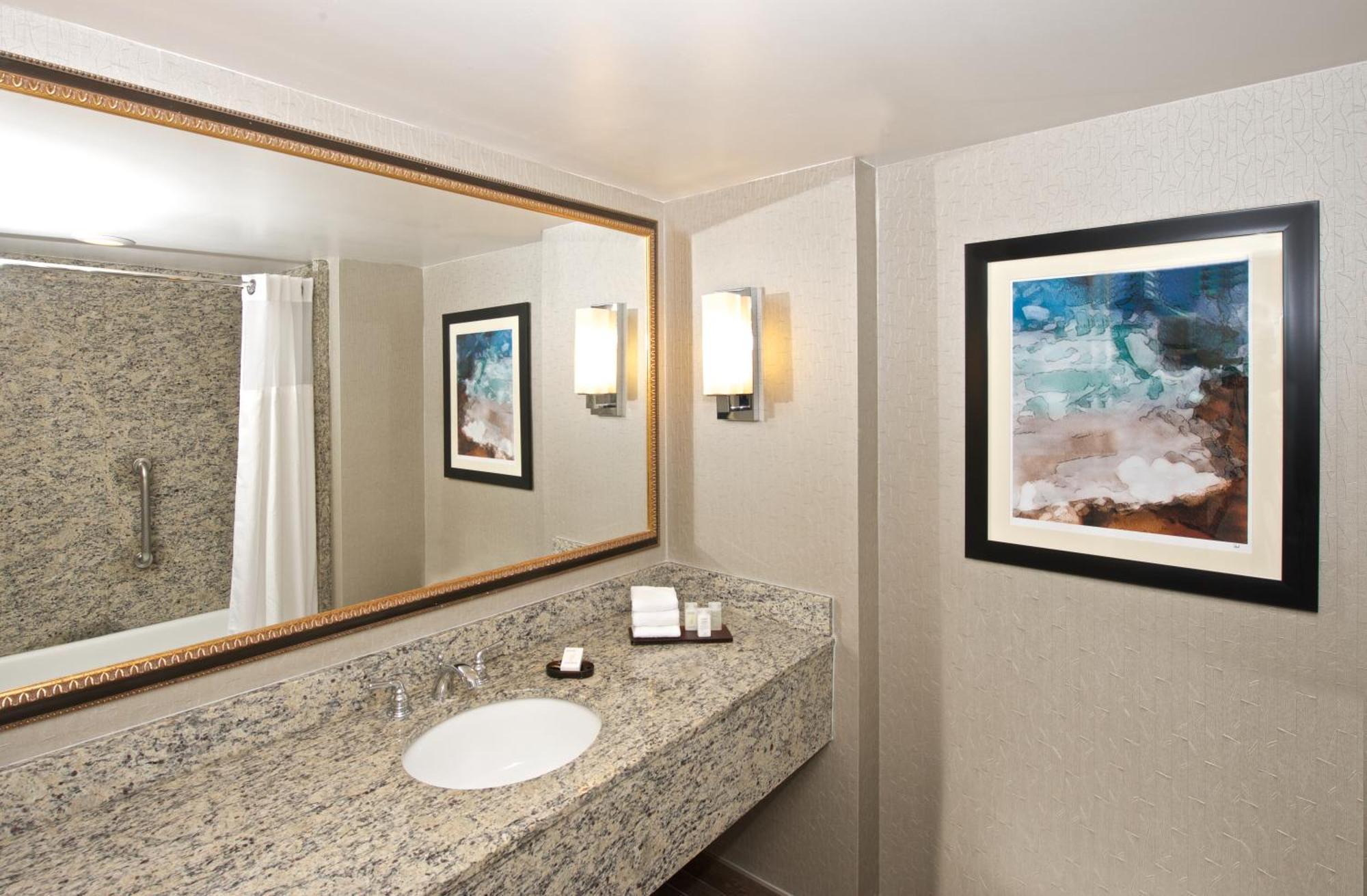 Embassy Suites By Hilton Seattle Белвю Екстериор снимка
