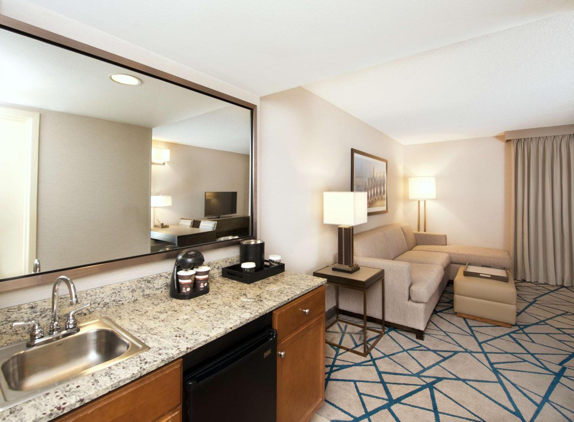 Embassy Suites By Hilton Seattle Белвю Екстериор снимка