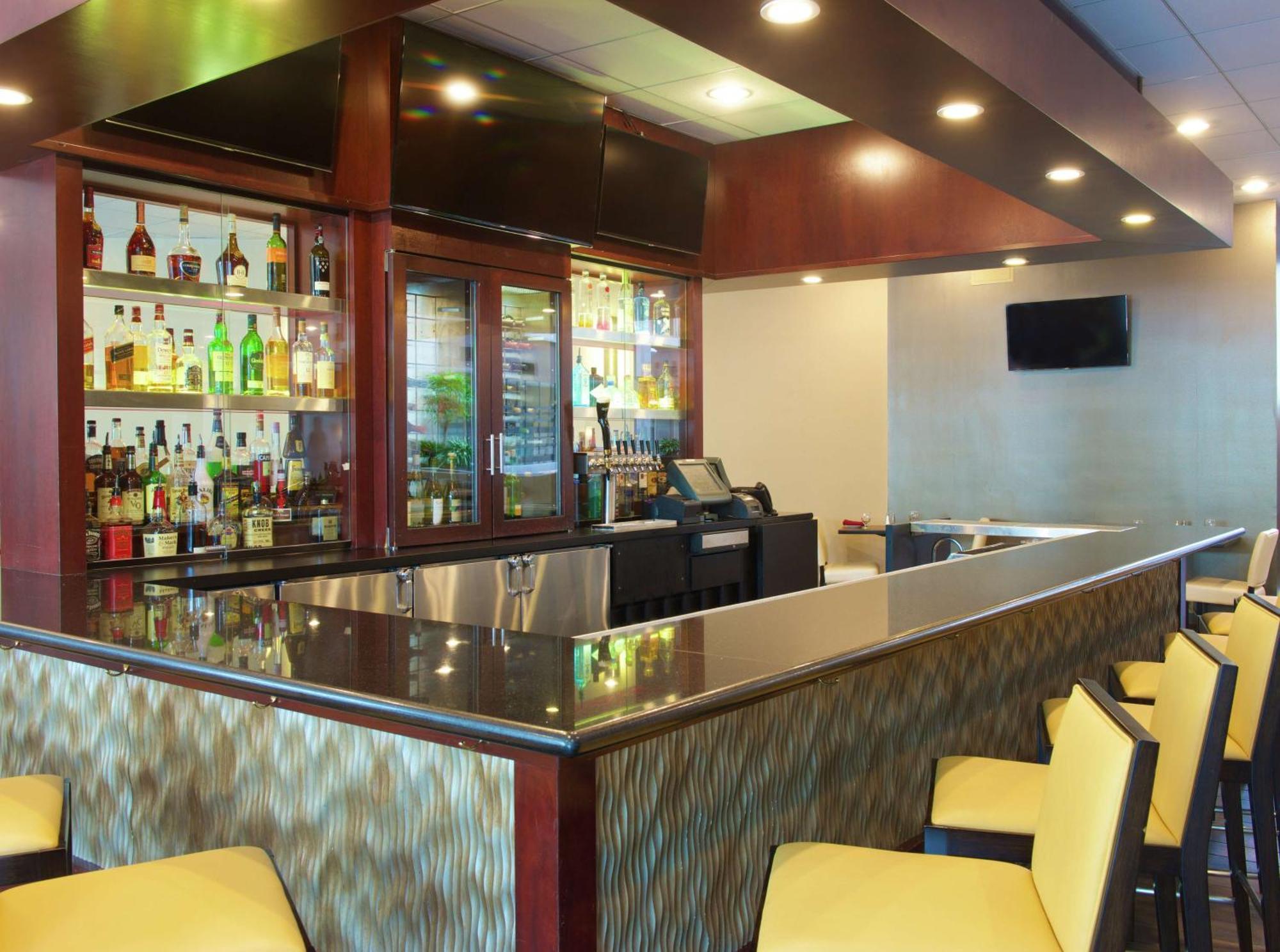 Embassy Suites By Hilton Seattle Белвю Екстериор снимка